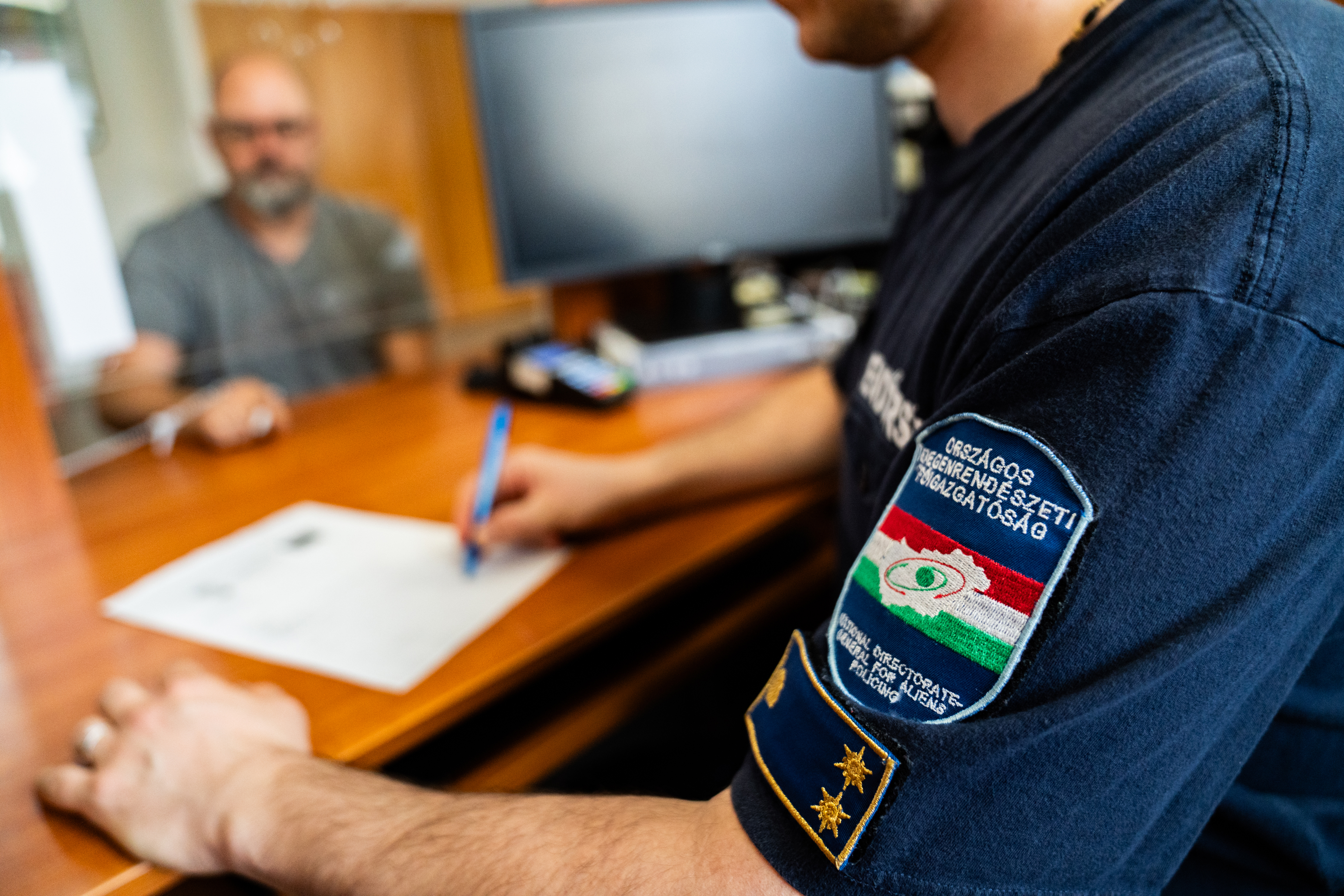 További egy évig érvényes a menedékesek okmánya
